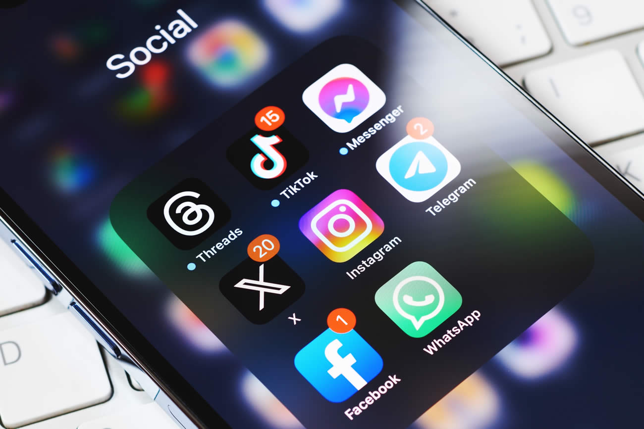 Et si l'on interdisait tout simplement les réseaux sociaux ? Et si l'on interdisait tout simplement les réseaux sociaux ?